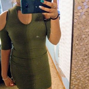 Off the shoulder dress w/ chocker